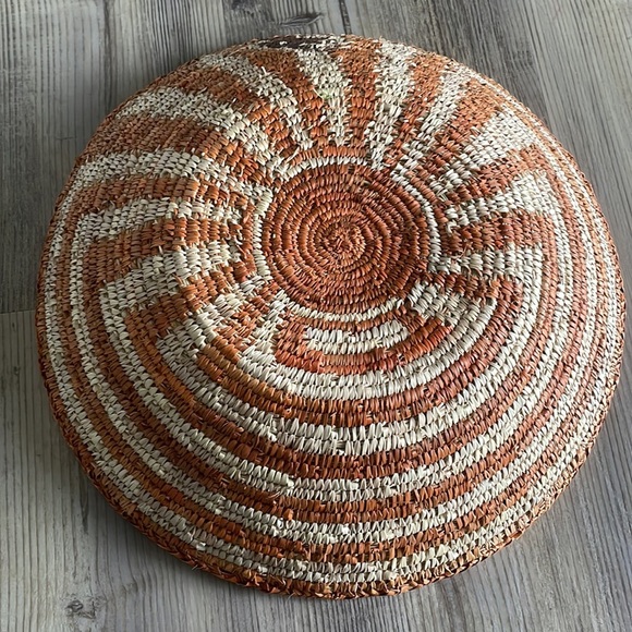 Woven basket - Picture 4 of 4